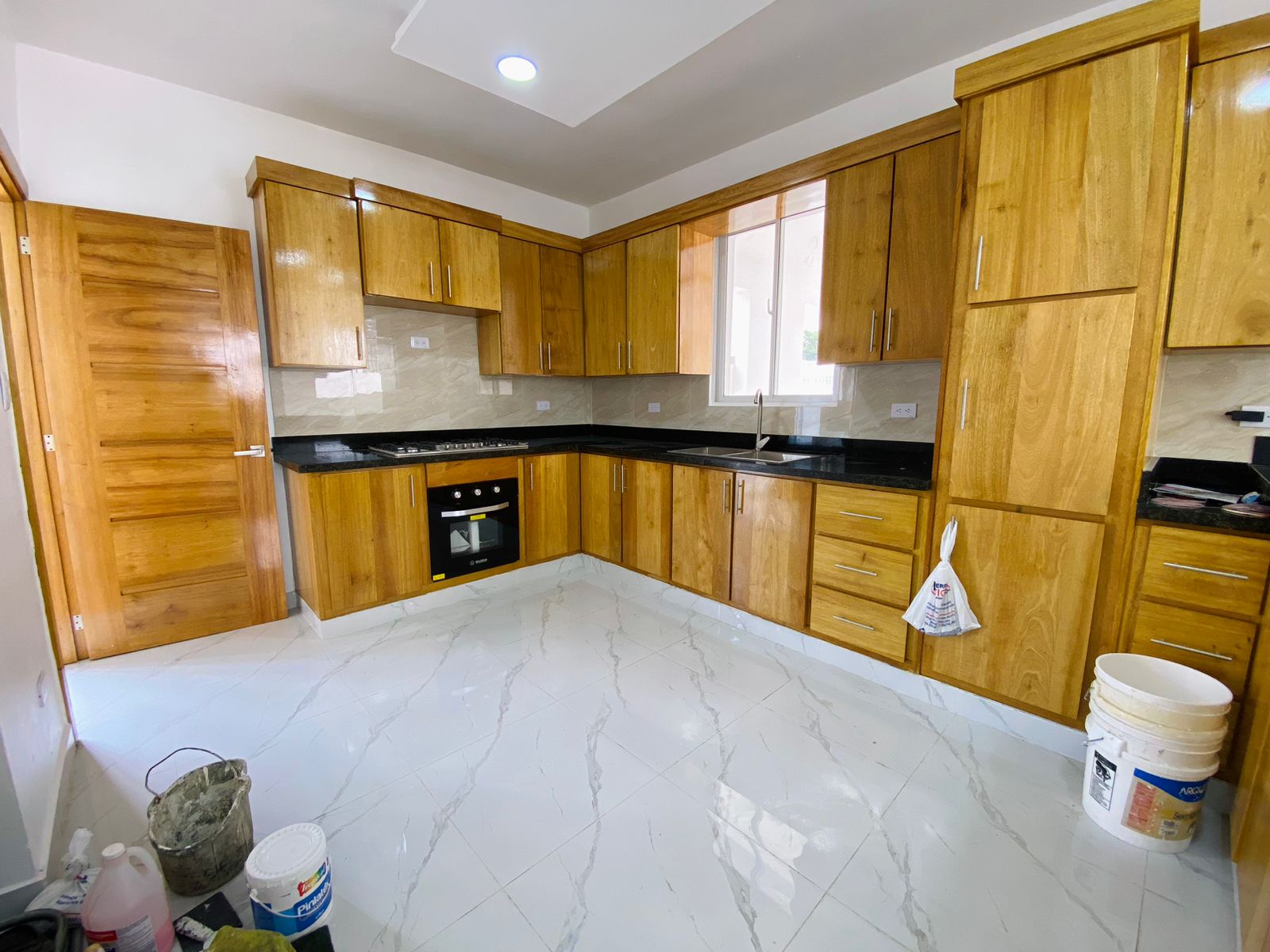 Casa con 3 Habitaciones y Patio de Venta en los Llanos de Gurabo! Foto 7295750-7.jpg