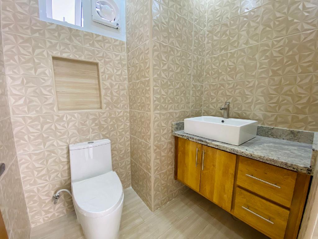 Casa con 3 Habitaciones y Patio de Venta en los Llanos de Gurabo! Foto 7295750-8.jpg