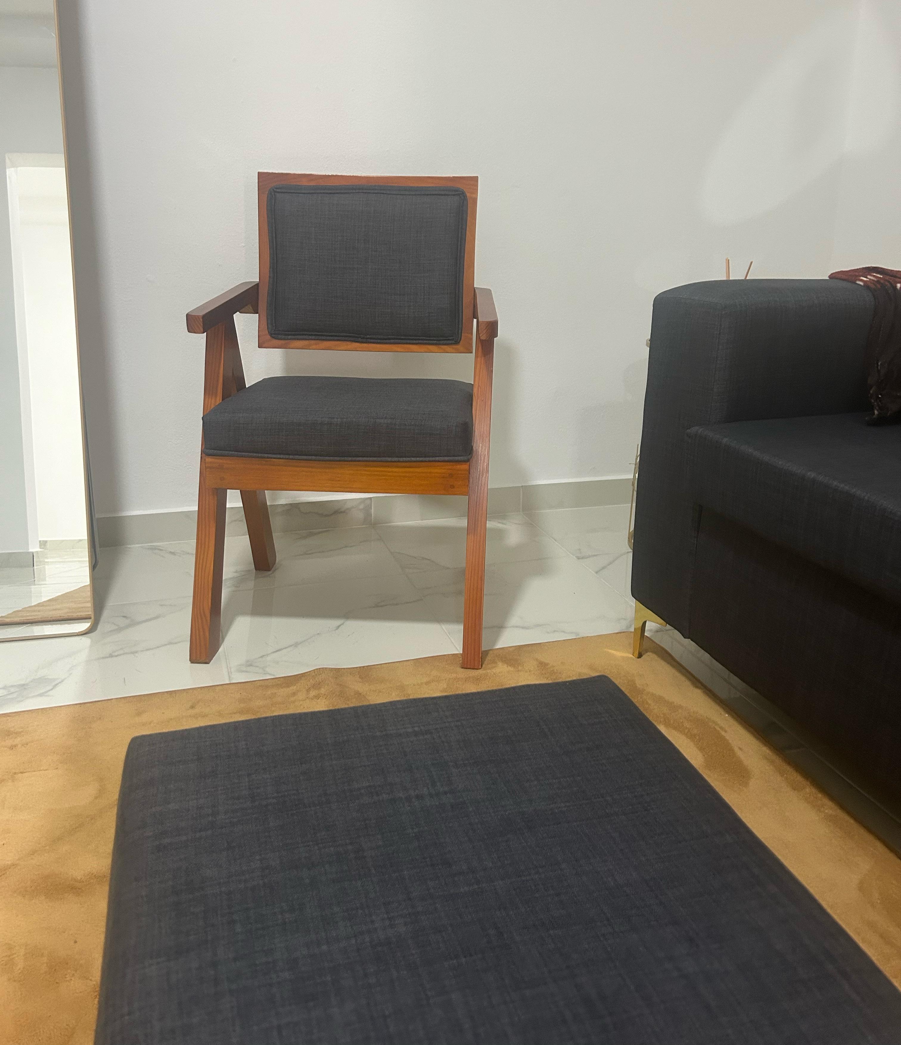Sofá nuevo a estrenar color azul marino con 2 sillones y mesa pequeña. Foto 7295762-1.jpg