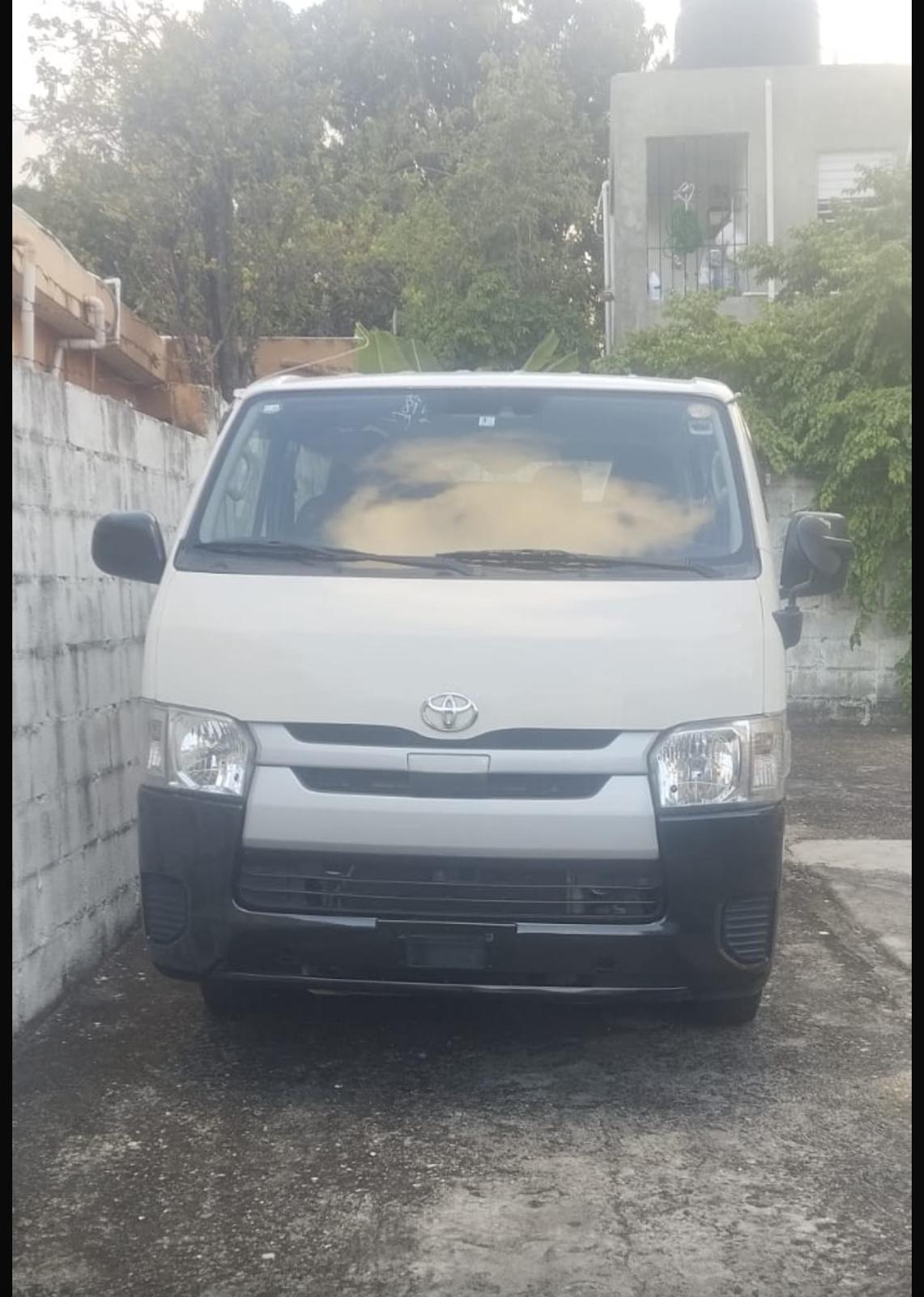 Se vende Minibus - Toyota Hiace 2018 - Poco Usada - Diesel - Automatic Foto 7296425-2.jpg