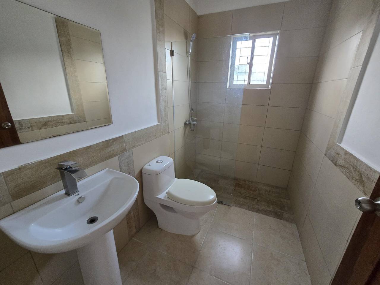 Apartamento 4to piso con Terraza Privada detrás de la embajada america Foto 7304955-6.jpg