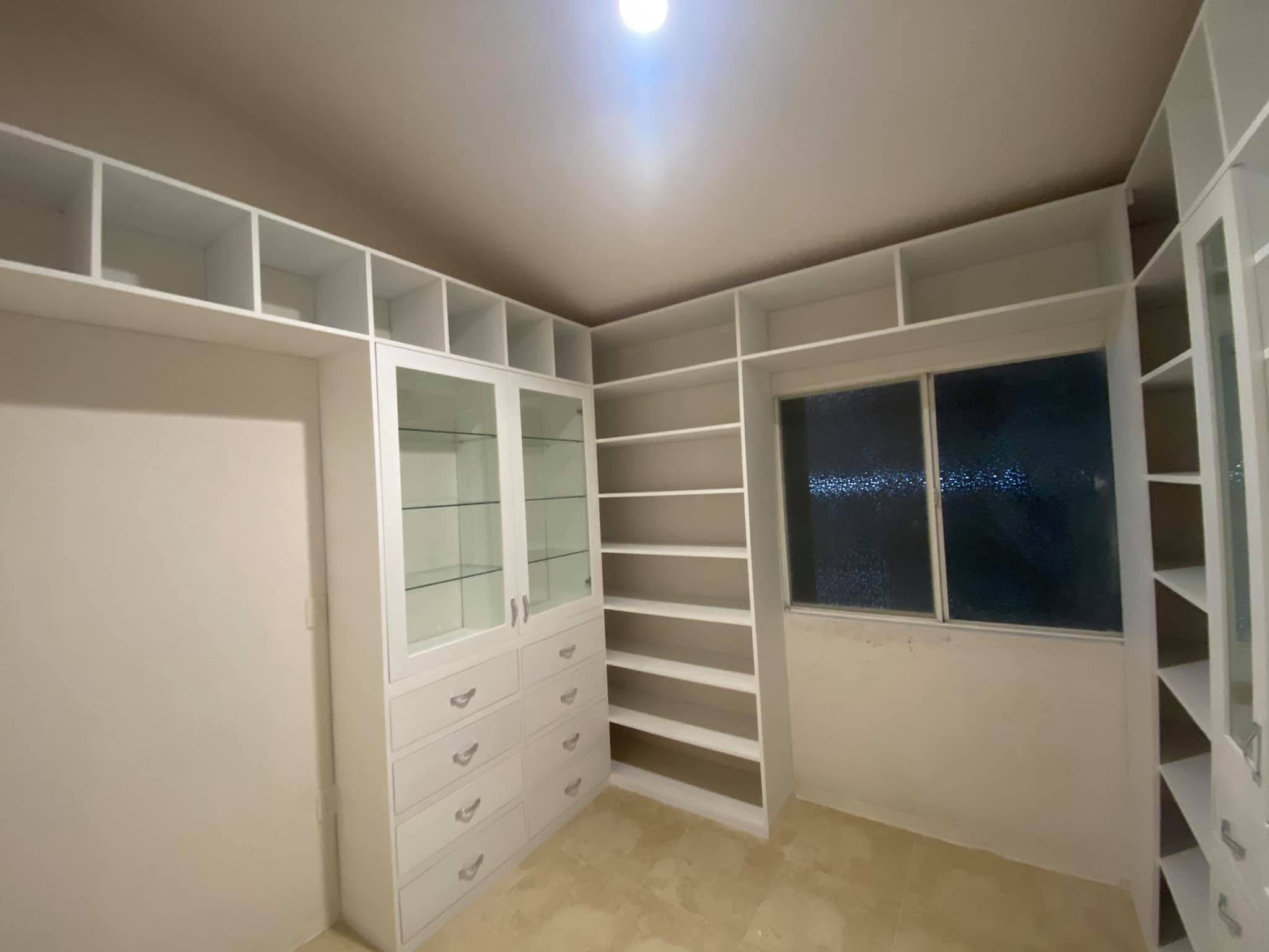 Walkin closet en madera blanco moderno  Foto 7308574-1.jpg