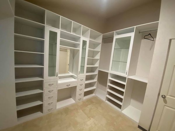 Walkin closet en madera blanco moderno  Foto 7308574-2.jpg