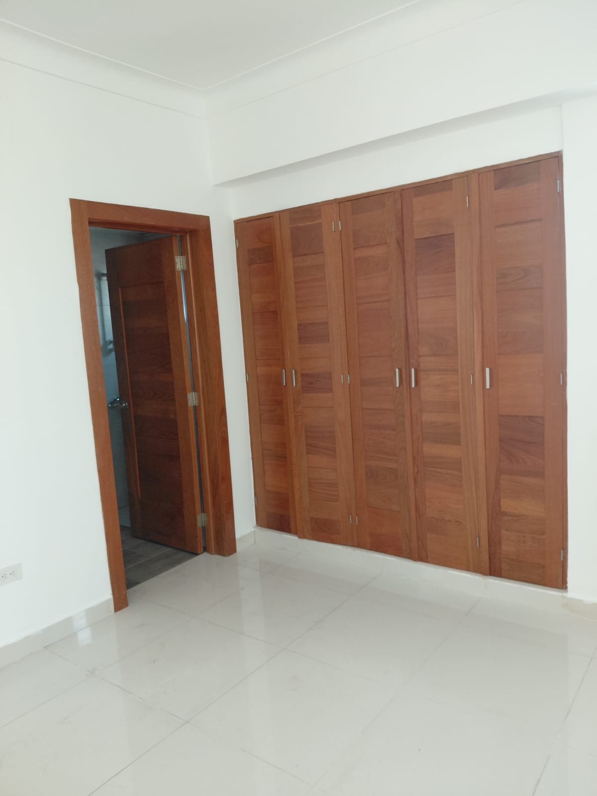 Vendo Apto 2 Habs. en TORRE MONARCA Ens. EL VERGEL 163 Mts.2 2do PISO Foto 7309216-3.jpg