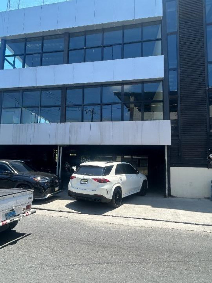 Edificio Comercial de 3 Niveles en Alquiler – Ensanche La Fe Foto 7311255-8.jpg