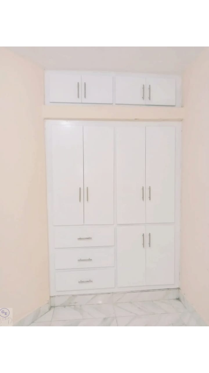 Closet blanco con puertas y gavetas  Foto 7313546-2.jpg