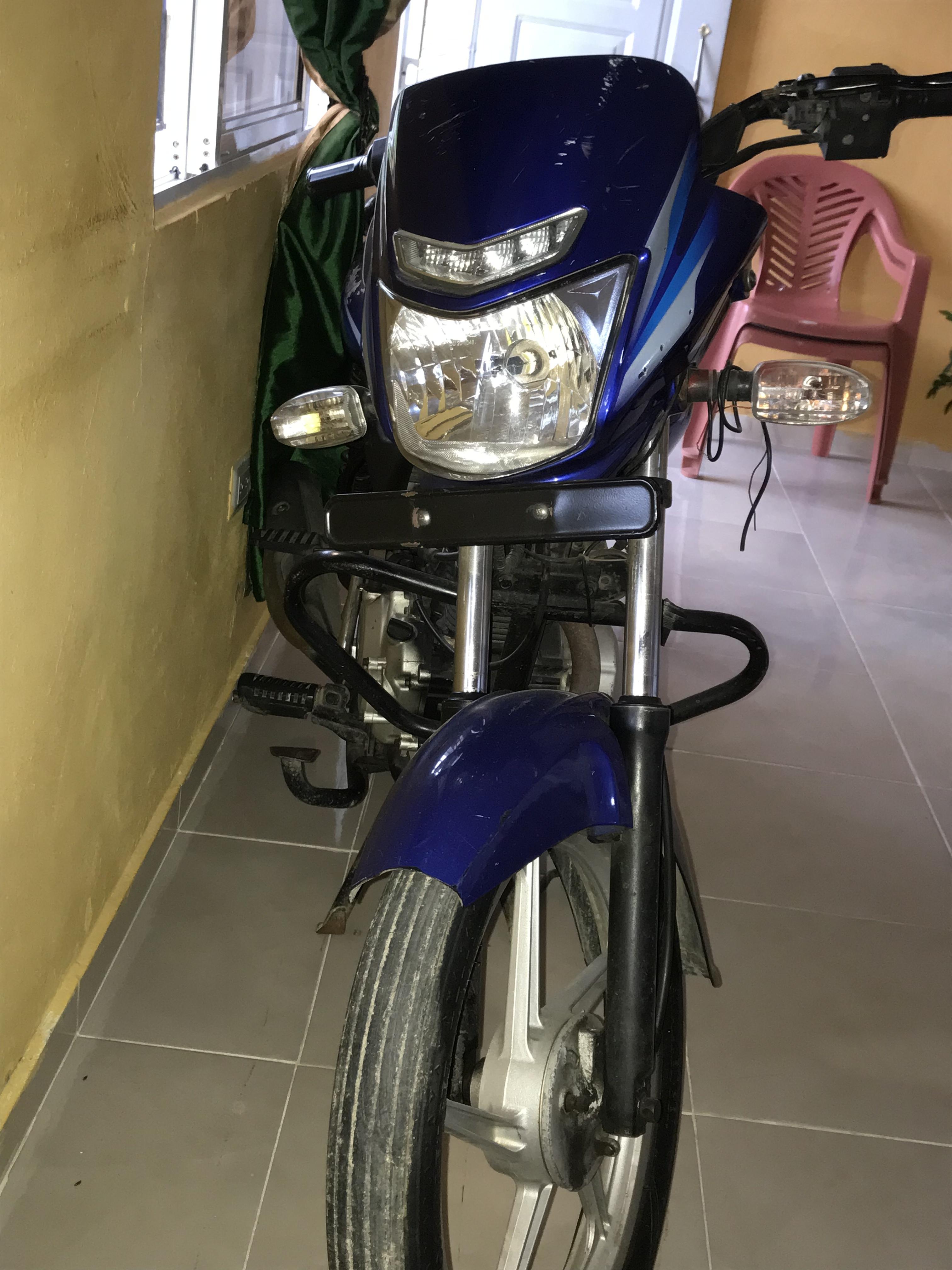Motor Baja platina 100 2019 plásticos 2021 Foto 7314102-2.jpg