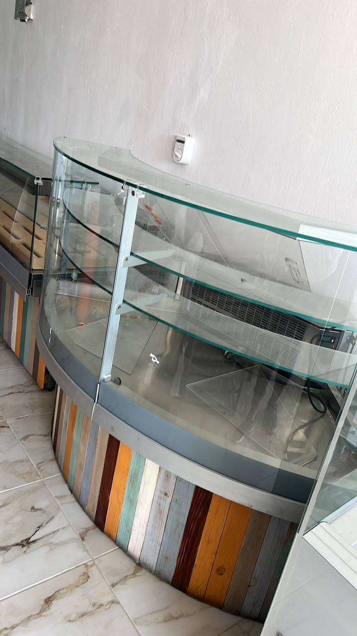 VITRINA FRIA CURVA MARCA ILLY PARA POSTRES Foto 7314154-1.jpg
