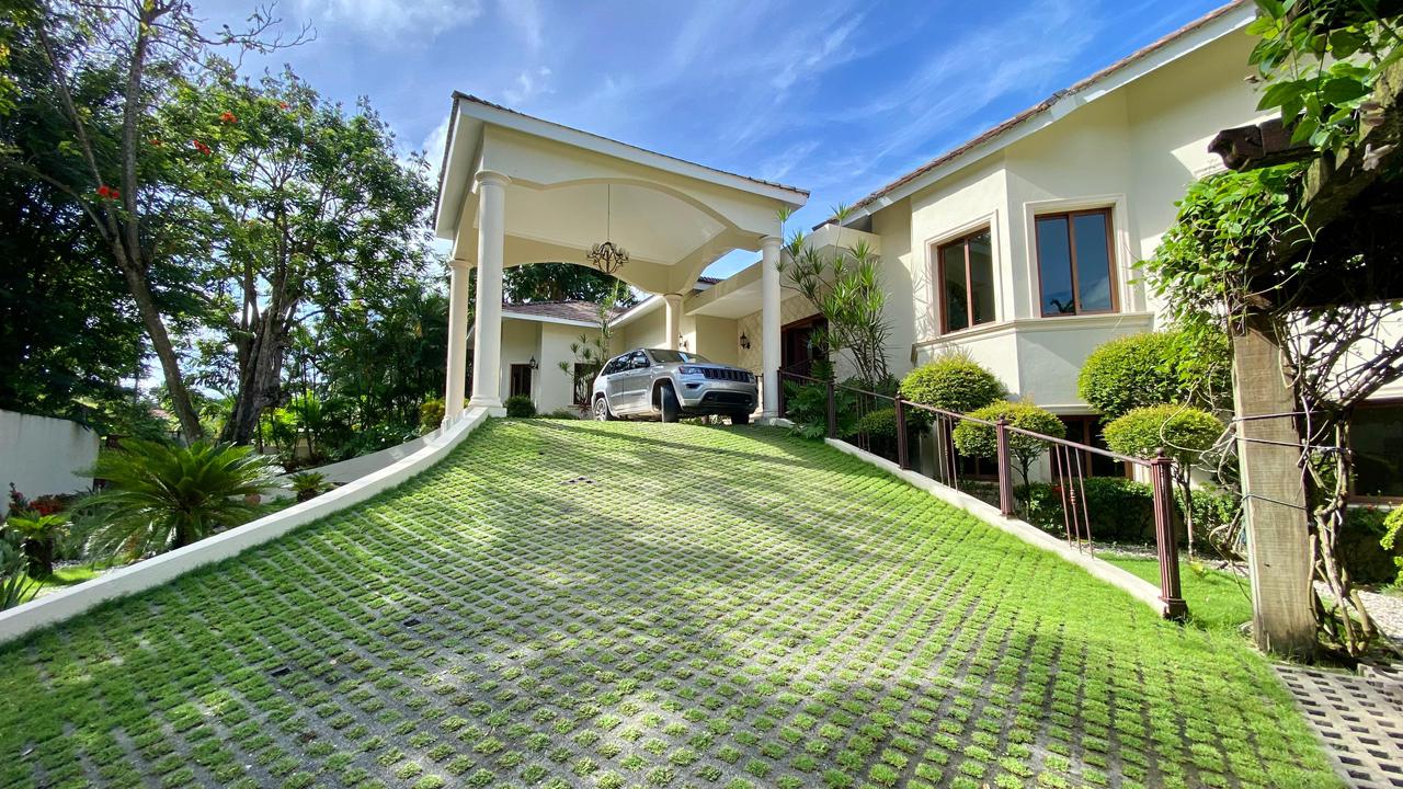 Vendo Imponente Mansión en Cuesta Hermosa II 5 HABS. 1000 Mts.2 Patio  Foto 7314428-11.jpg