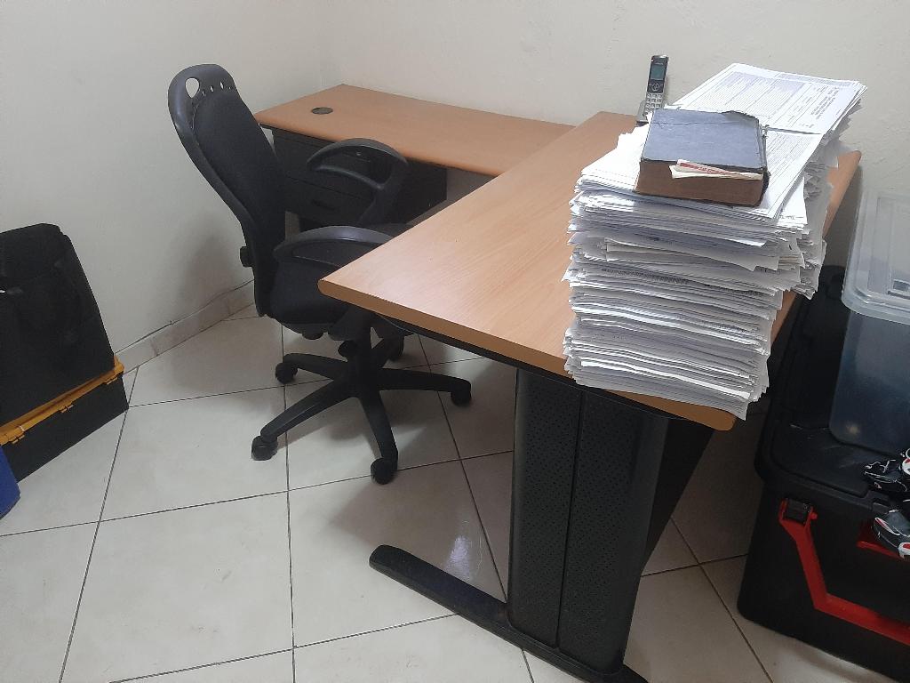 ESCRITORIO TIPO L CON SILLA SECRETARIAL Foto 7315249-1.jpg