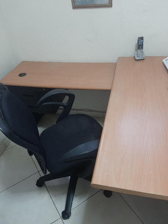 ESCRITORIO TIPO L CON SILLA SECRETARIAL Foto 7315249-2.jpg