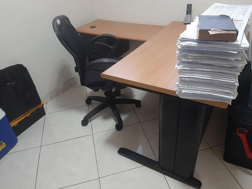 ESCRITORIO TIPO L CON SILLA SECRETARIAL Foto 7315249-4.jpg