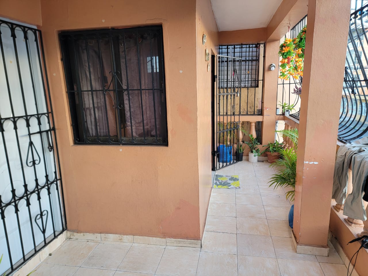 VENDO PEQUEÑO EDIFICIO DE 2 NIVELES POSEE 3 APARTAMENTOS Y UN LOCAL. S Foto 7317033-2.jpg
