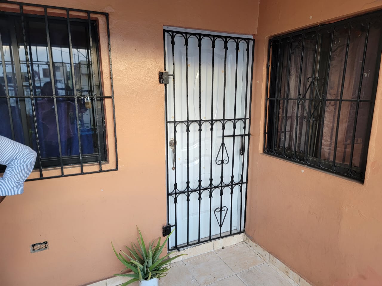 VENDO PEQUEÑO EDIFICIO DE 2 NIVELES POSEE 3 APARTAMENTOS Y UN LOCAL. S Foto 7317033-8.jpg
