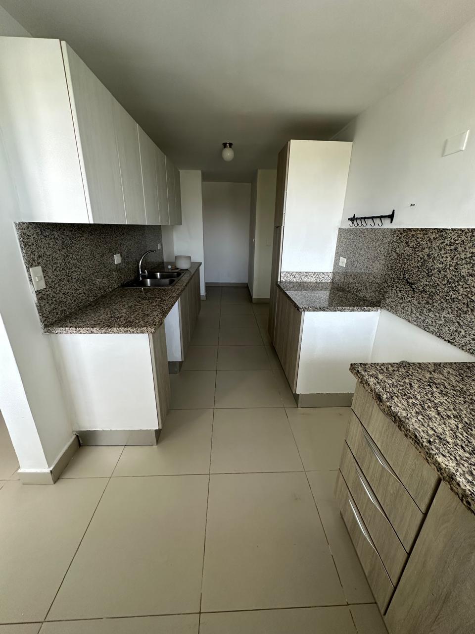 Apartamento en torre 9 niveles 7mo piso 2 parqueos 184 m2 balcon 2asce Foto 7317595-4.jpg