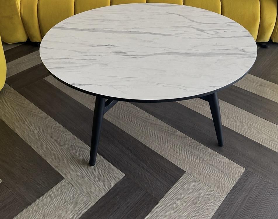 Mesa de centro Acabado tipo mármol en madera de patas negras  Foto 7319459-1.jpg