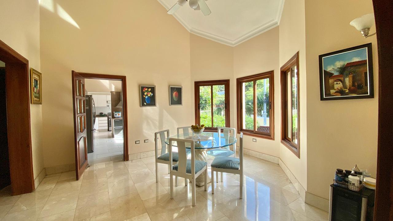 Vendo Imponente Mansión en Cuesta Hermosa II 5 HABS. 1000 Mts.2 Patio  Foto 7319975-4.jpg