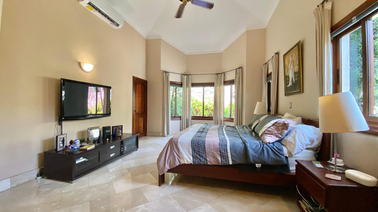 Vendo Imponente Mansión en Cuesta Hermosa II 5 HABS. 1000 Mts.2 Patio  Foto 7319975-6.jpg