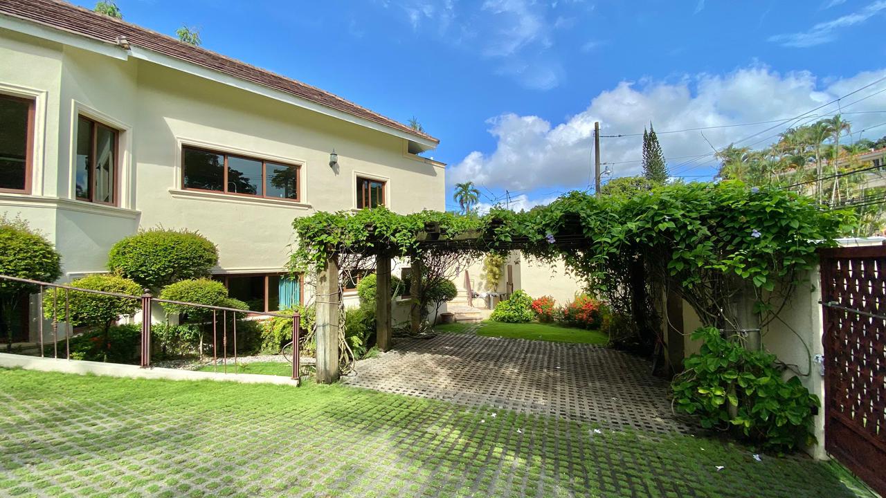 Vendo Imponente Mansión en Cuesta Hermosa II 5 HABS. 1000 Mts.2 Patio  Foto 7319975-9.jpg