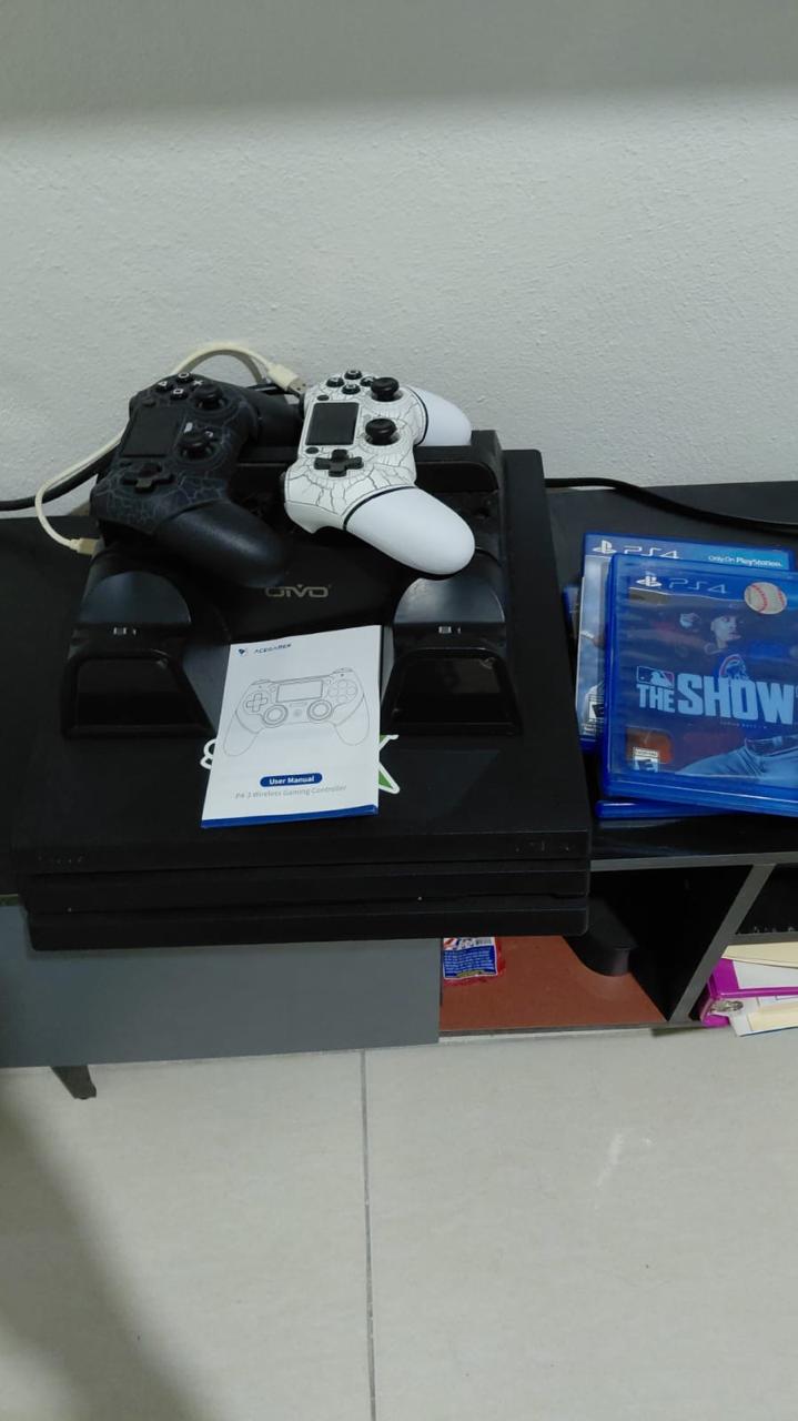 Playstation 4 Pro - 8 juegos en muy buen estado Foto 7320457-1.jpg
