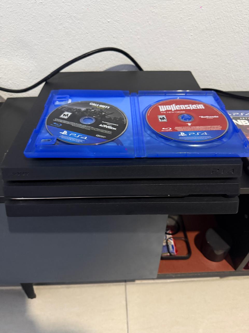Playstation 4 Pro - 8 juegos en muy buen estado Foto 7320457-4.jpg