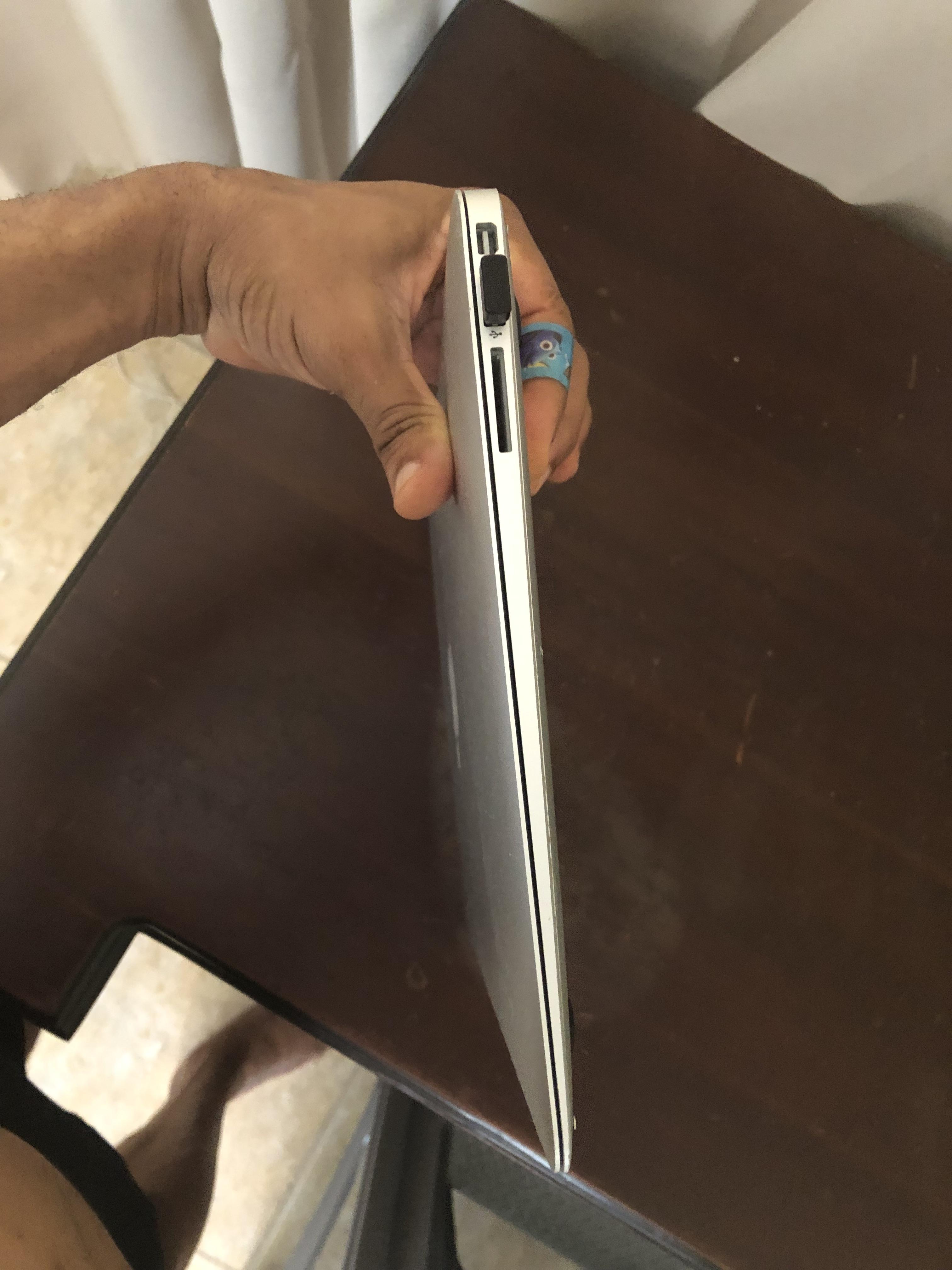 Vendó Apple MAC BOOK AIR 13” i5 4r 2017 es para piezas dejo de prender Foto 7321265-7.jpg