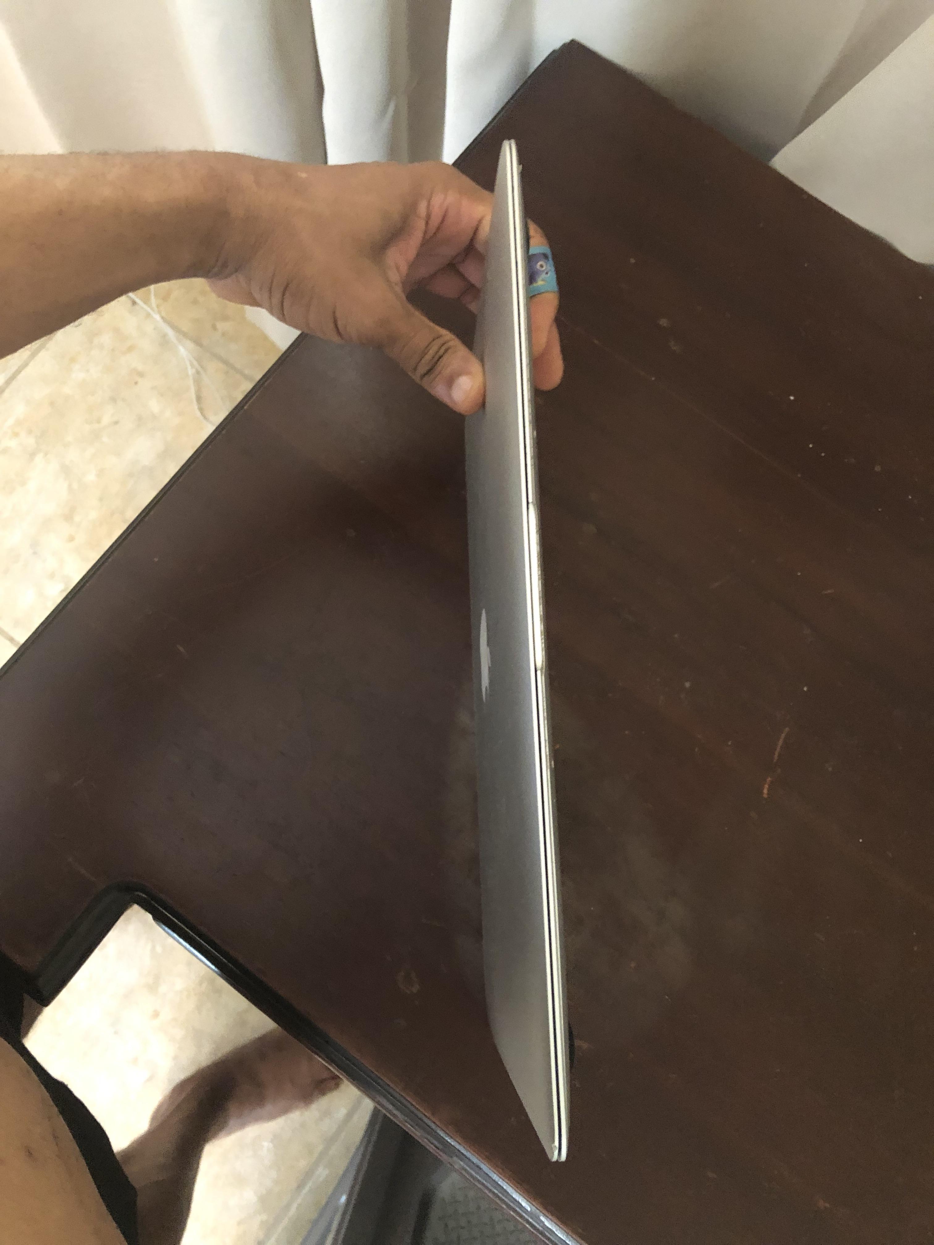 Vendó Apple MAC BOOK AIR 13” i5 4r 2017 es para piezas dejo de prender Foto 7321265-8.jpg