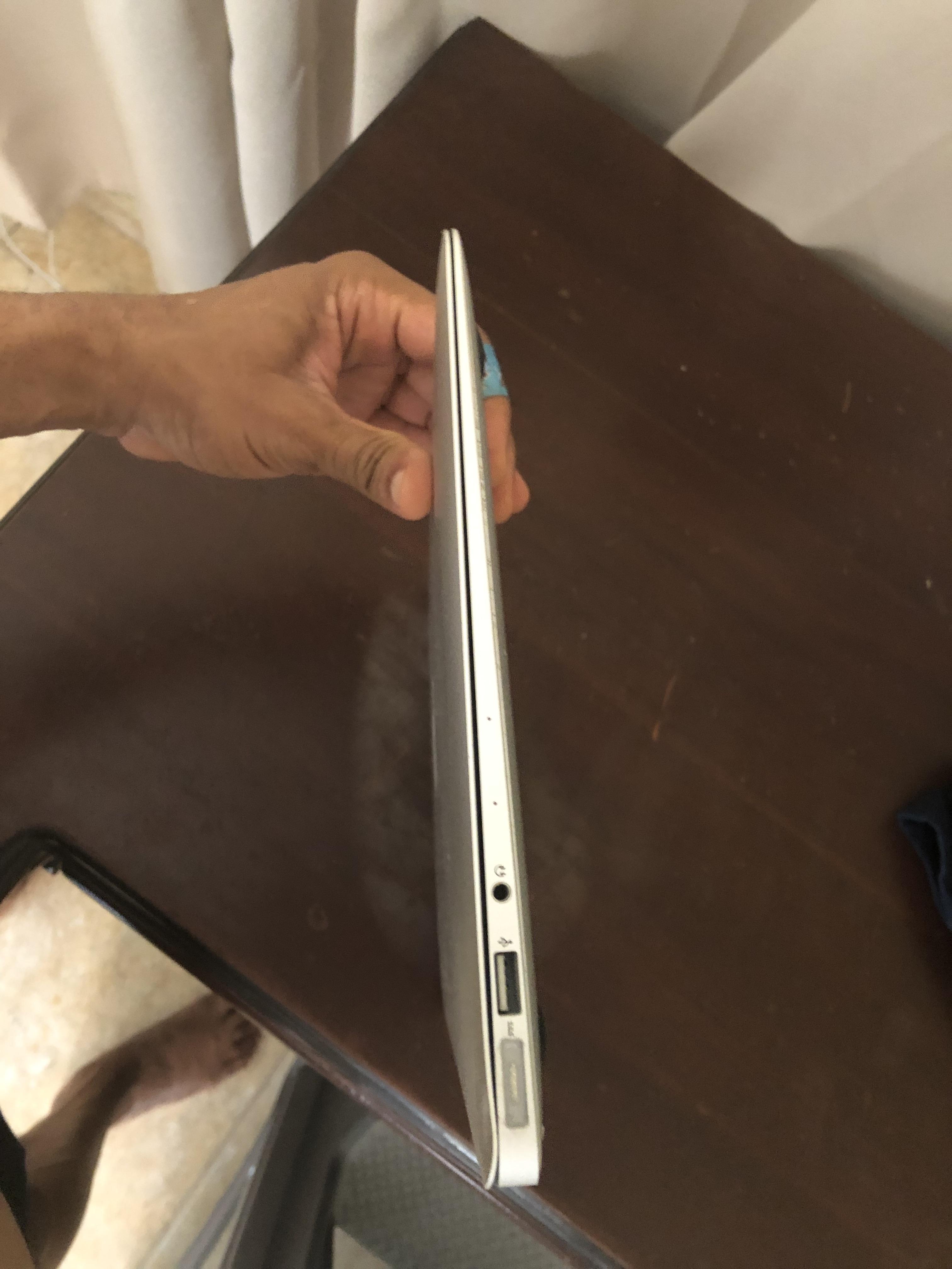 Vendó Apple MAC BOOK AIR 13” i5 4r 2017 es para piezas dejo de prender Foto 7321265-9.jpg