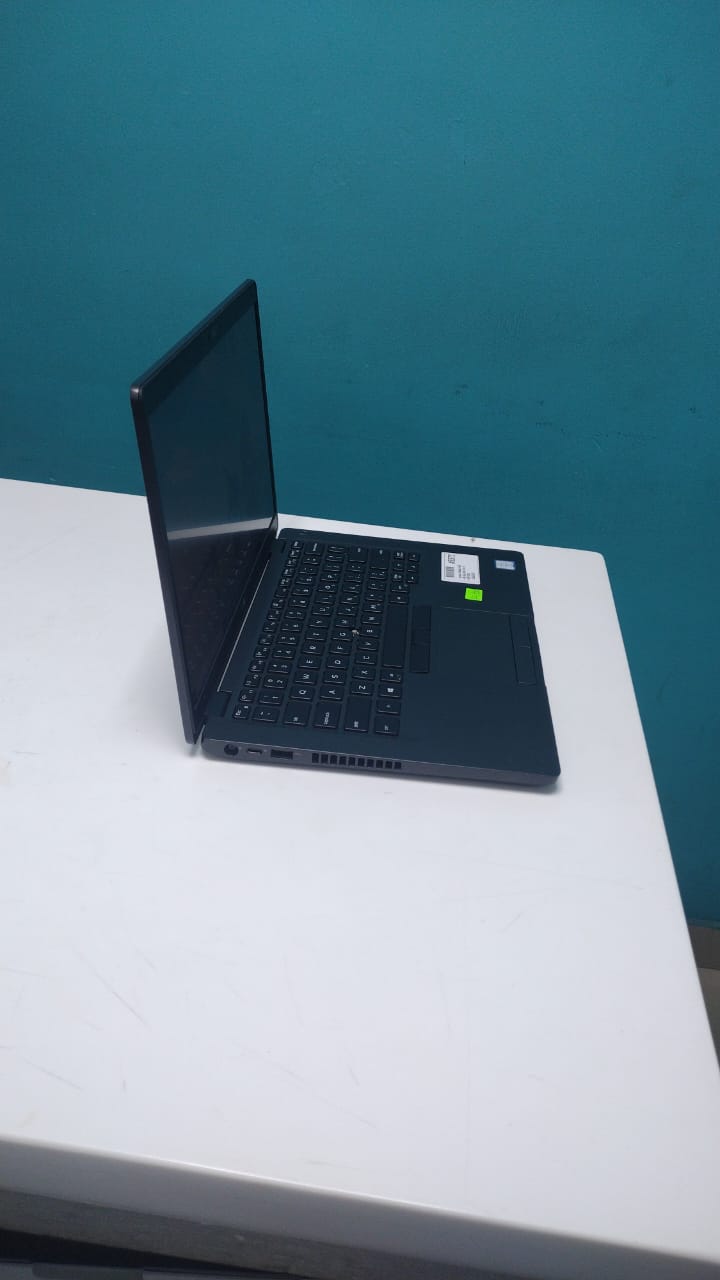 Lenovo Latitude 5400  8th Gen Intel core i5 8GB  DDR4/ 256 GB SSD Foto 7321294-2.jpg