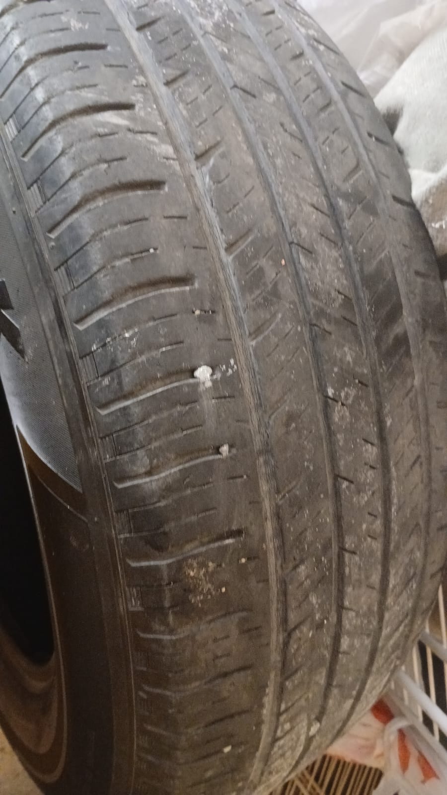 SE VENDE DOS GOMAS 235/65/17 USADAS PARA HONDA CRV MARCA HANKOOK COREA Foto 7322106-4.jpg