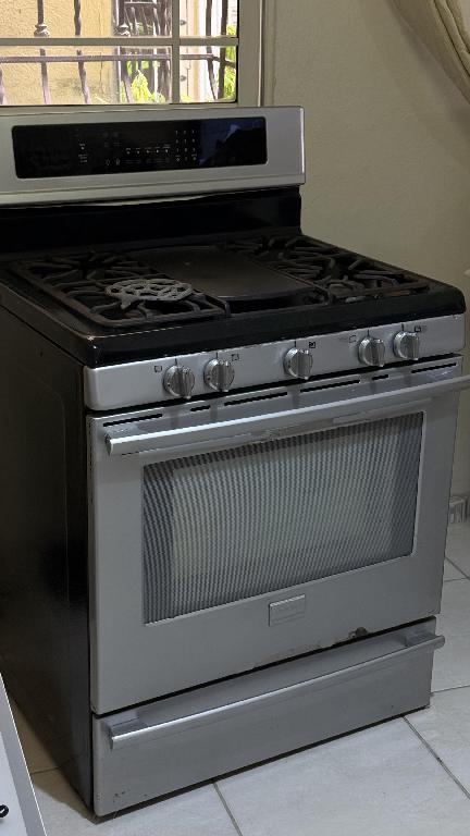 Estufa Frigidaire Gallery de 5 quemadores con plancha Foto 7322389-1.jpg