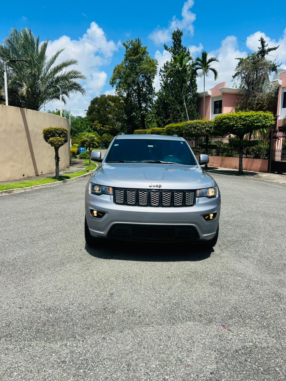 Jeep Grand Cherokee Modelo Laredo  Año 2018  4x4  Foto 7322579-2.jpg