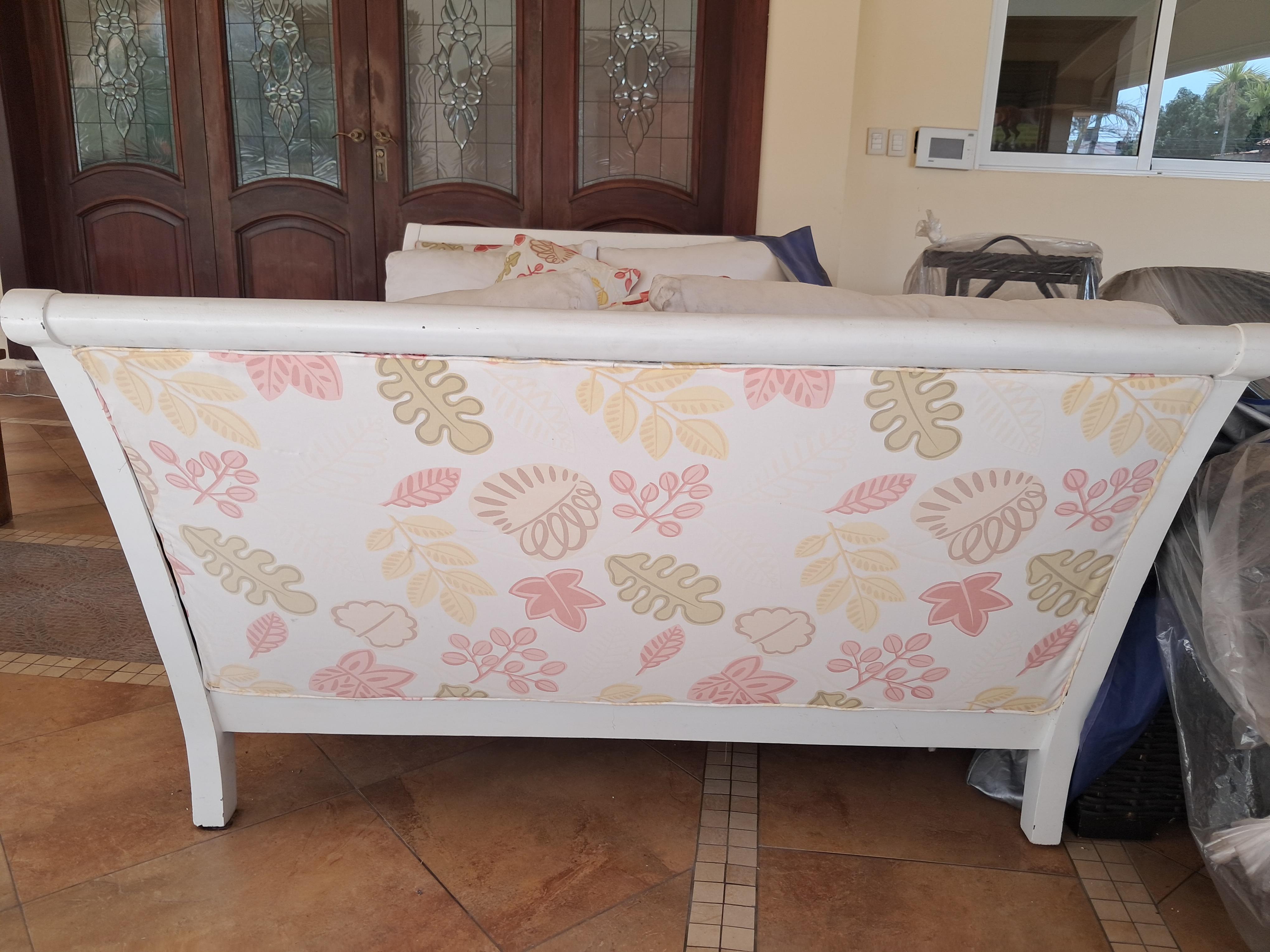 JUEGO DE MUEBLES EN CAOBA DE 2 ASIENTOS MÁS SU MESA TAMBIEN VENDO LA S Foto 7322676-3.jpg