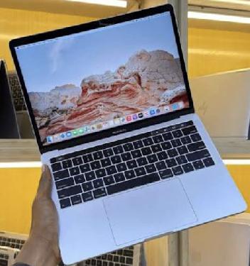 MacBook Pro de 13 pulgadas 2019 con dos puertos Thunderbolt 3 Único Du Foto 7322885-3.jpg