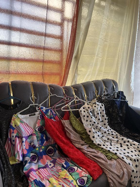 Paca de ropa de mujer joven variada Foto 7323733-1.jpg