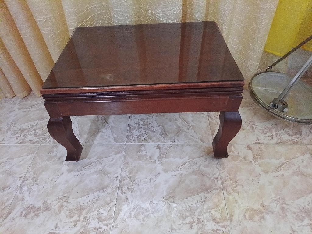 Vendo Varias mesitas de madera caoba y cristal  Foto 7324748-1.jpg