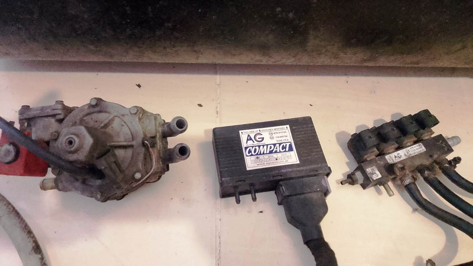 Se vende equpo de gas para vehiculo con su tanque computadora regulado Foto 7324816-2.jpg